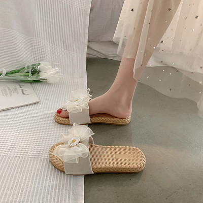 Modernas sieviešu čības ar zīmogu lenti un izšuvumiem