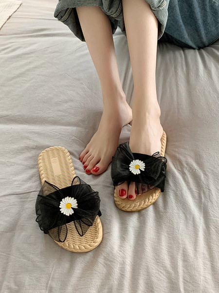 Modernas sieviešu čības ar zīmogu lenti un izšuvumiem