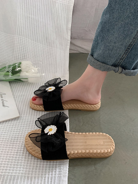 Modernas sieviešu čības ar zīmogu lenti un izšuvumiem