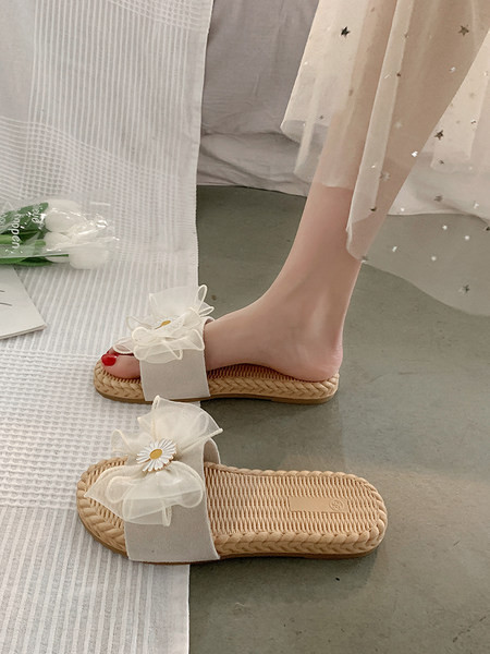 Modernas sieviešu čības ar zīmogu lenti un izšuvumiem