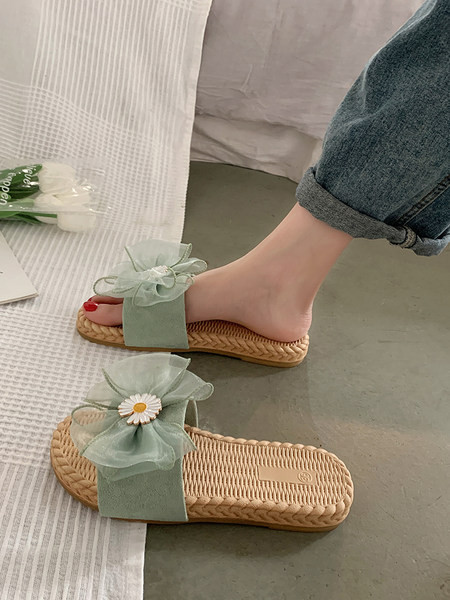 Modernas sieviešu čības ar zīmogu lenti un izšuvumiem