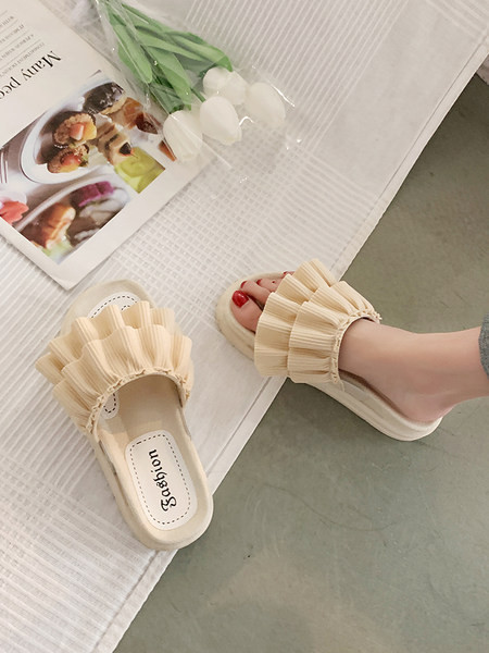 Ikdienas sieviešu čības ar cirtām vairākās krāsās