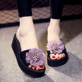 Papuci de dama cu decor floral si talpa de 6 cm