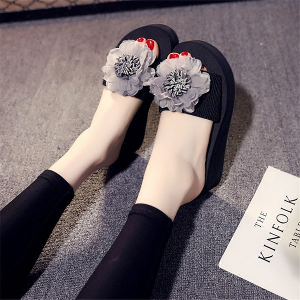 Papuci de dama cu decor floral si talpa de 6 cm