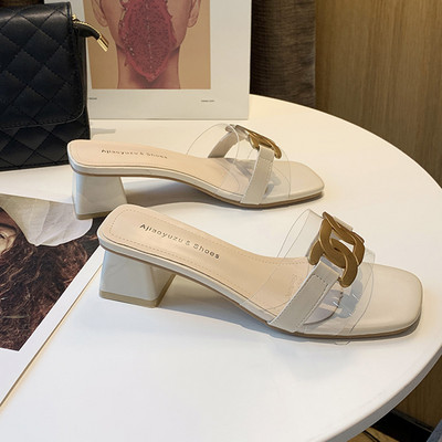 Παντόφλες casual με τακούνι και μεταλλική διακόσμηση χαμηλό τακούνι