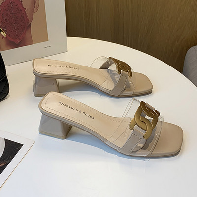 Παντόφλες casual με τακούνι και μεταλλική διακόσμηση χαμηλό τακούνι