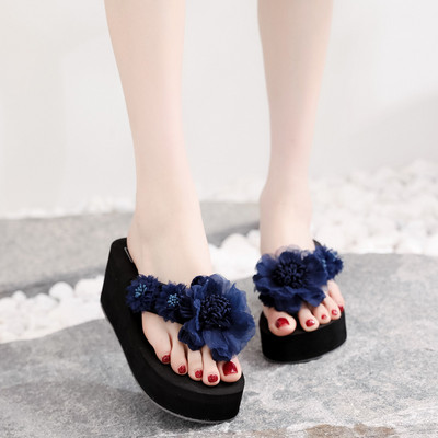 Papuci de dama intre degete si decor floral