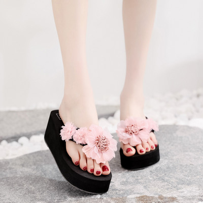 Papuci de dama intre degete si decor floral