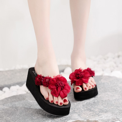 Papuci de dama intre degete si decor floral