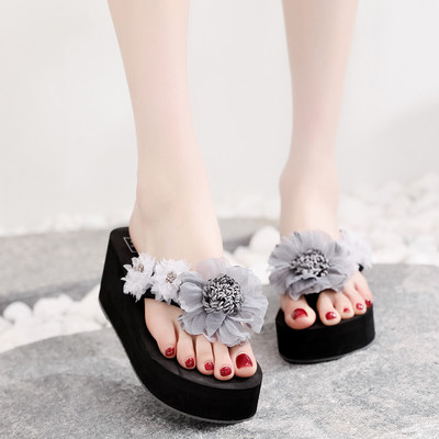 Papuci de dama intre degete si decor floral