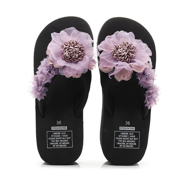 Papuci de dama intre degete si decor floral