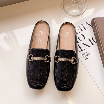 Νέο μοντέλο από παντόφλες από έκο δέρμα με μεταλλική διακόσμηση