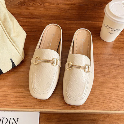 Νέο μοντέλο από παντόφλες από έκο δέρμα με μεταλλική διακόσμηση