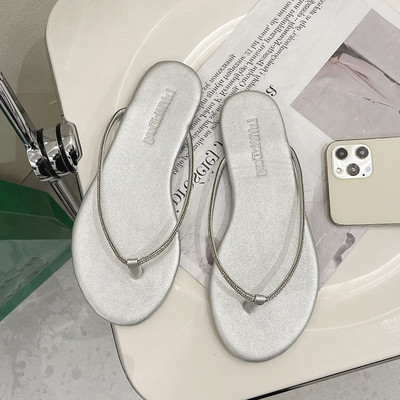 Ikdienas čības ar plānām lencēm sievietēm