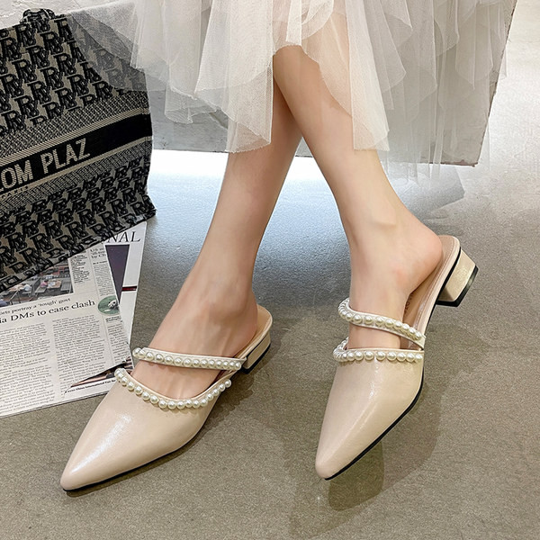 Papuci de damă ascuțiți cu perle