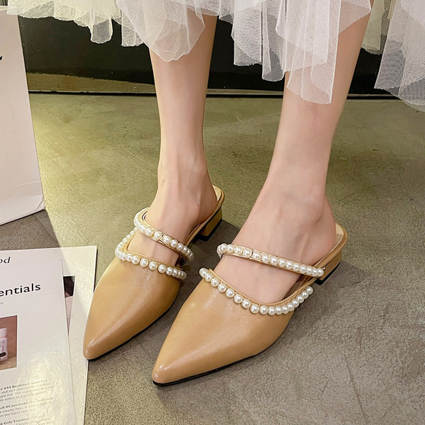 Papuci de damă ascuțiți cu perle