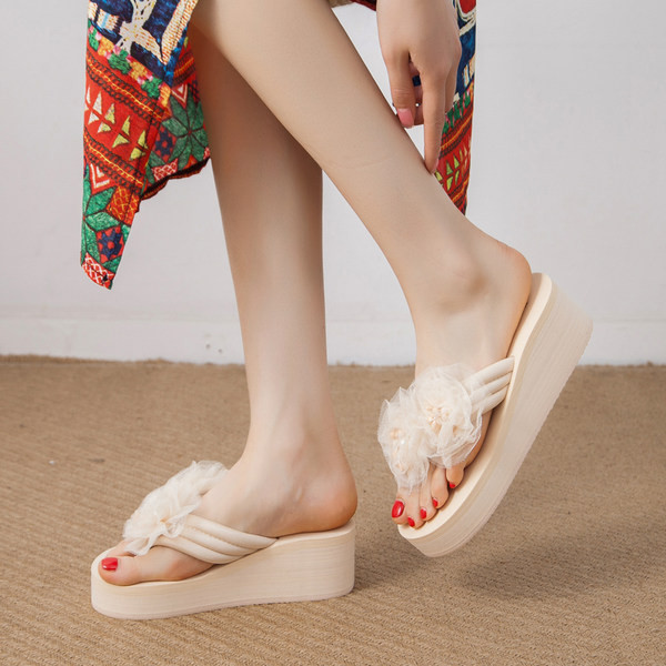 Γυναικείες μοντέρνες παντόφλες με πλατφόρμα και λουλούδια