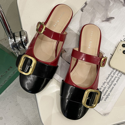 Γυναικείες στρογγυλές παντόφλες με μεταλλική αγκράφα