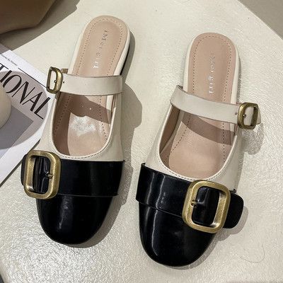 Γυναικείες στρογγυλές παντόφλες με μεταλλική αγκράφα