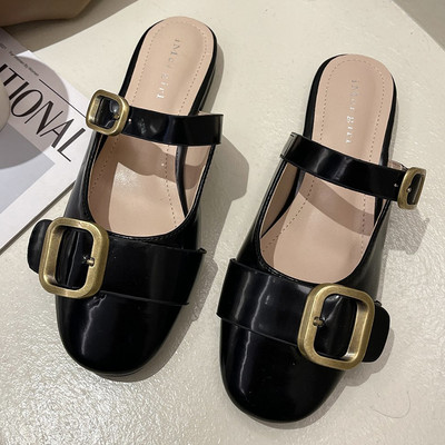 Γυναικείες στρογγυλές παντόφλες με μεταλλική αγκράφα