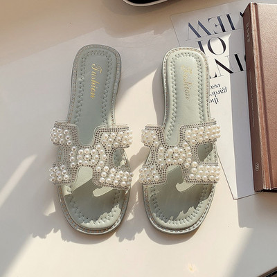 Παντόφλες νέου μοντέλου σε επίπεδη σόλα και διακόσμηση από πέρλες