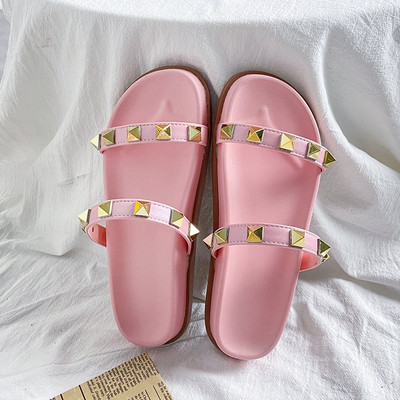 Γυναικείες μοντέρνες παντόφλες με πριτσίνια και επίπεδη σόλα