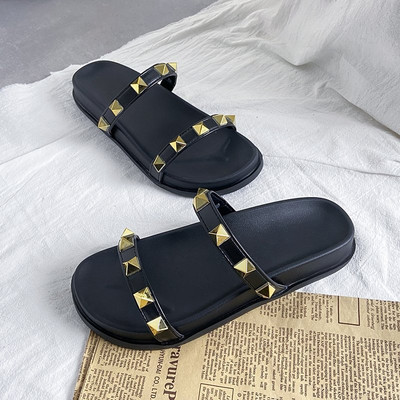 Γυναικείες μοντέρνες παντόφλες με πριτσίνια και επίπεδη σόλα