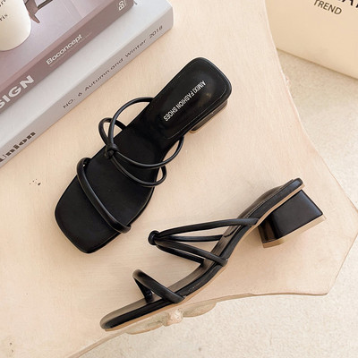 Παντόφλες με λεπτούς ιμάντες και τετράγωνο τακούνι