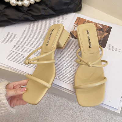 Παντόφλες με λεπτούς ιμάντες και τετράγωνο τακούνι