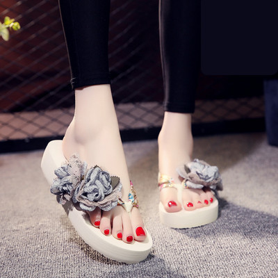 Papuci de dama intre degete cu flori de satin