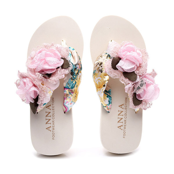 Papuci de dama intre degete cu flori de satin