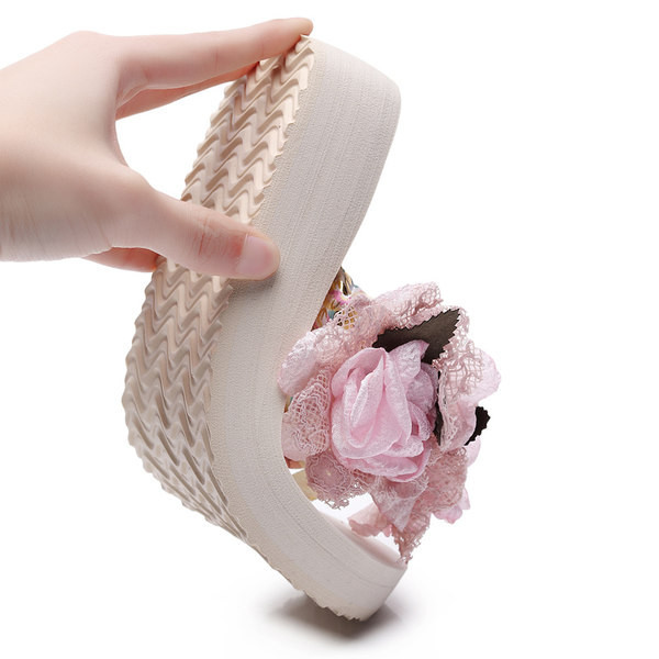 Papuci de dama intre degete cu flori de satin