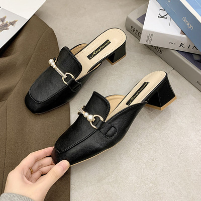 Ikdienas čības ar noapaļotu rakstu ar kvadrātveida papēdi