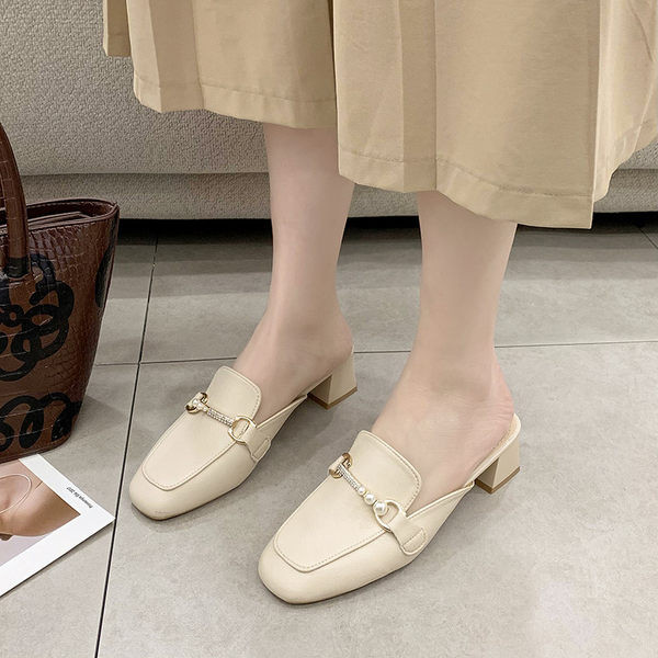 Ikdienas čības ar noapaļotu rakstu ar kvadrātveida papēdi