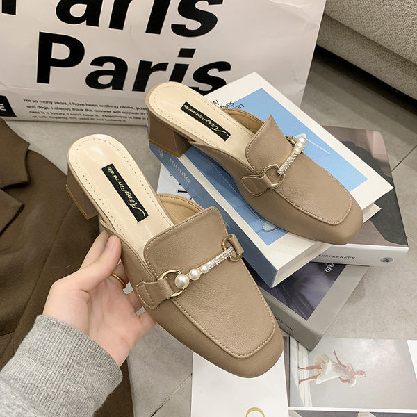 Ikdienas čības ar noapaļotu rakstu ar kvadrātveida papēdi