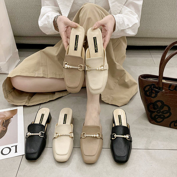 Ikdienas čības ar noapaļotu rakstu ar kvadrātveida papēdi