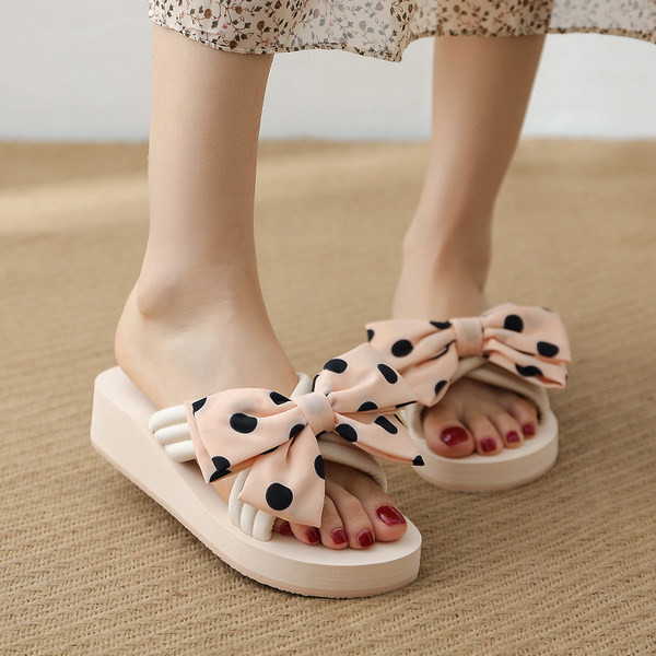 Papuci de dama actuali cu panglica cu puncte