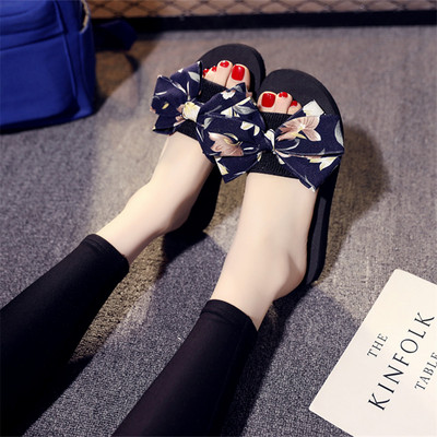 Γυναικείες παντόφλες το καλοκαίρι με χρωματιστές κορδέλες