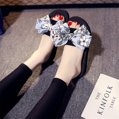 Γυναικείες παντόφλες το καλοκαίρι με χρωματιστές κορδέλες