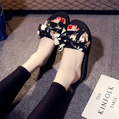 Γυναικείες παντόφλες το καλοκαίρι με χρωματιστές κορδέλες