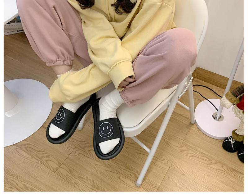 Papuci casual dama cu talpa plate si aplicatii diverse