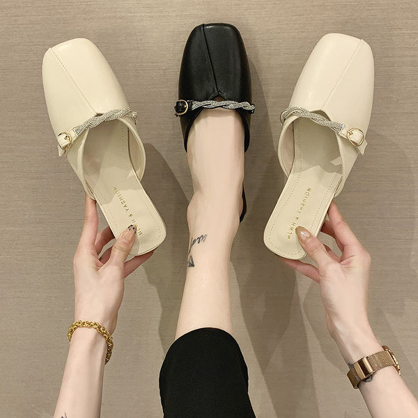 Γυναικείες παντόφλες με αγκράφα