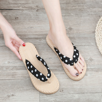 Sieviešu pirksti starp pirkstiem ar plakanu zoli vairāki modeļi