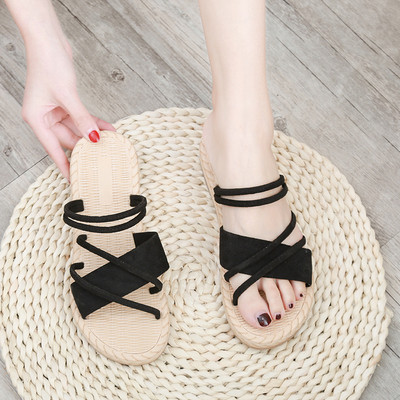 Sieviešu pirksti starp pirkstiem ar plakanu zoli vairāki modeļi