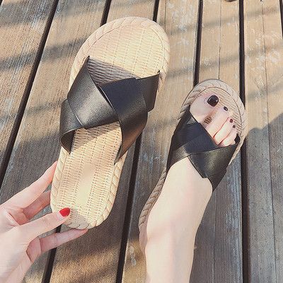 Sieviešu pirksti starp pirkstiem ar plakanu zoli vairāki modeļi