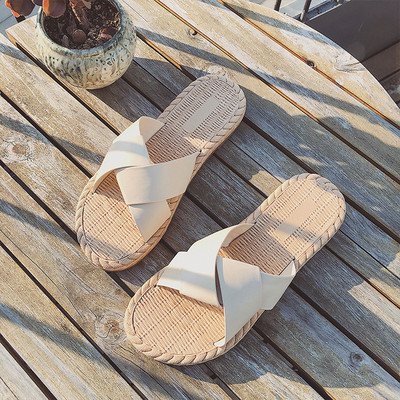 Sieviešu pirksti starp pirkstiem ar plakanu zoli vairāki modeļi