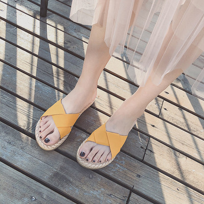 Sieviešu pirksti starp pirkstiem ar plakanu zoli vairāki modeļi