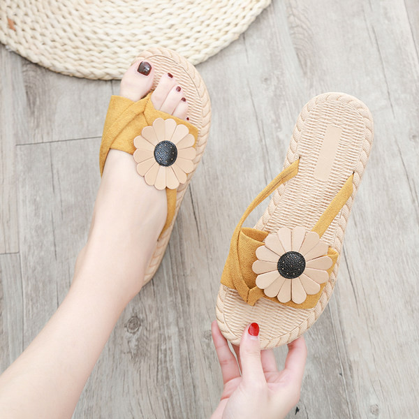 Sieviešu pirksti starp pirkstiem ar plakanu zoli vairāki modeļi