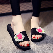 Sieviešu čības ar mežģīņu un ziedu rotājumu