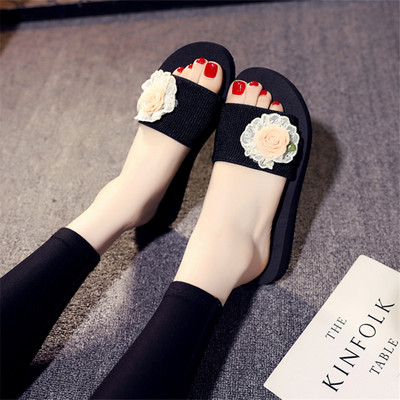 Sieviešu čības ar mežģīņu un ziedu rotājumu